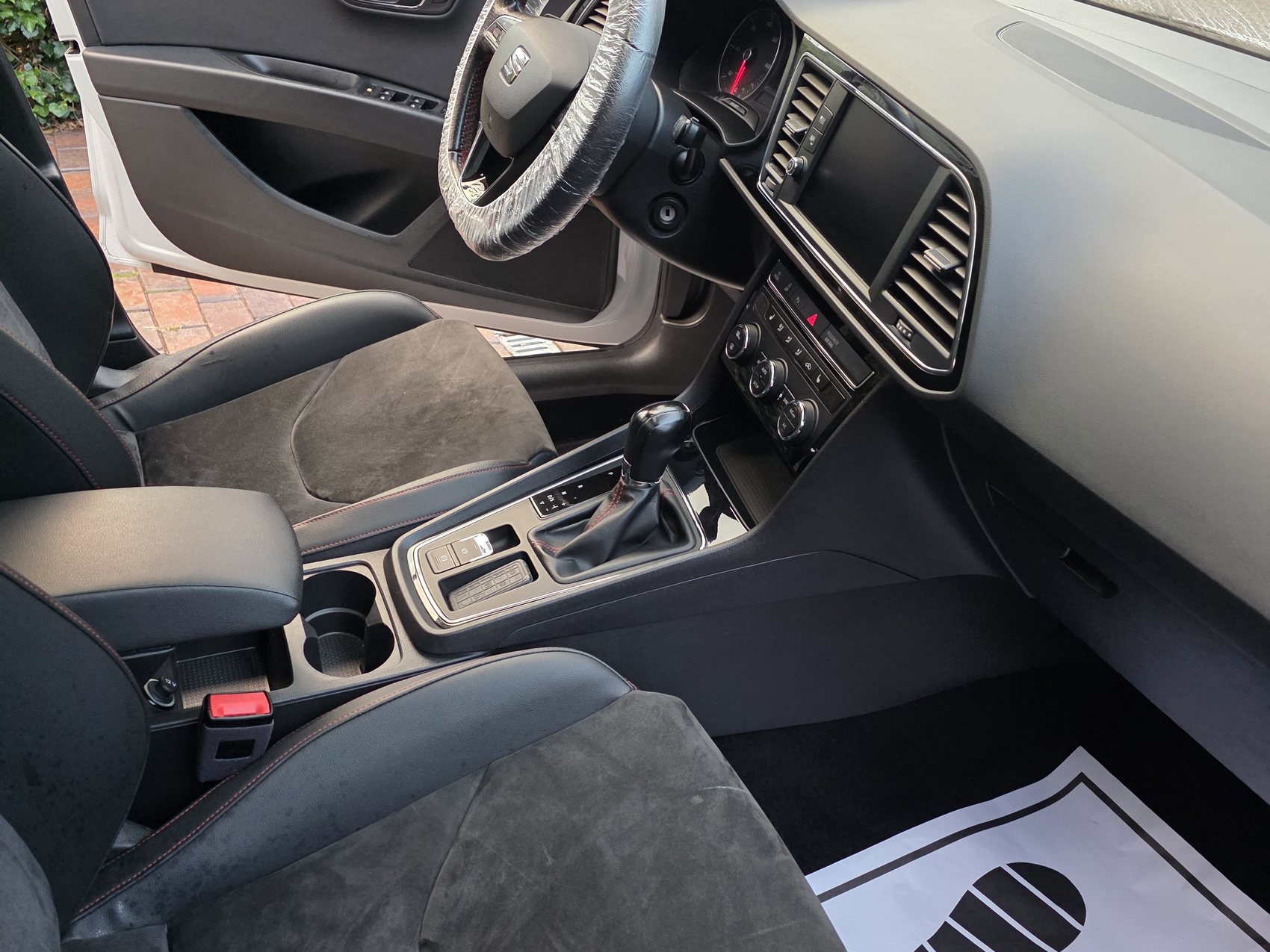 Ergebnis einer Fahrzeug-Innenreinigung, Fahrerbereich